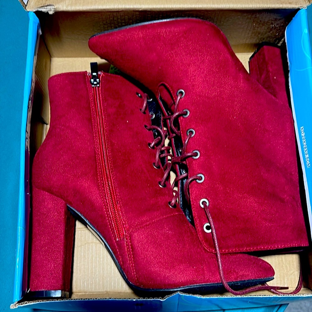 Never worn! Very stylish.